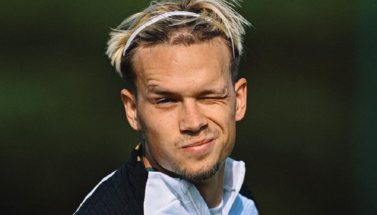 Михаил Мудрик исполняет штрафные удары в день рождения. Михаил Мудрик исполняет штрафные удары в день рождения.