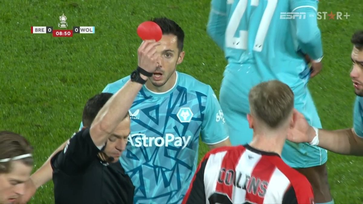 Арбитр показал круглую красную карточку в матче Кубка Англии – причины