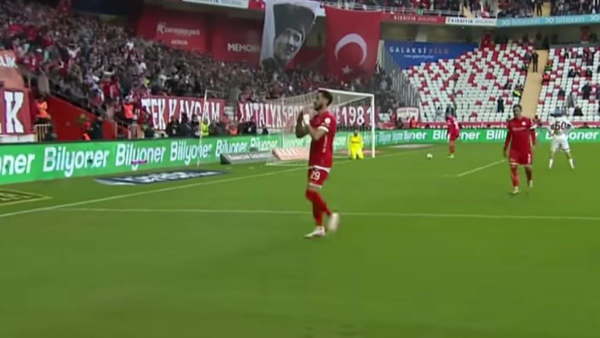 Сагив Эхезкель во время празднования гола Сагив Эхезкель во время празднования гола