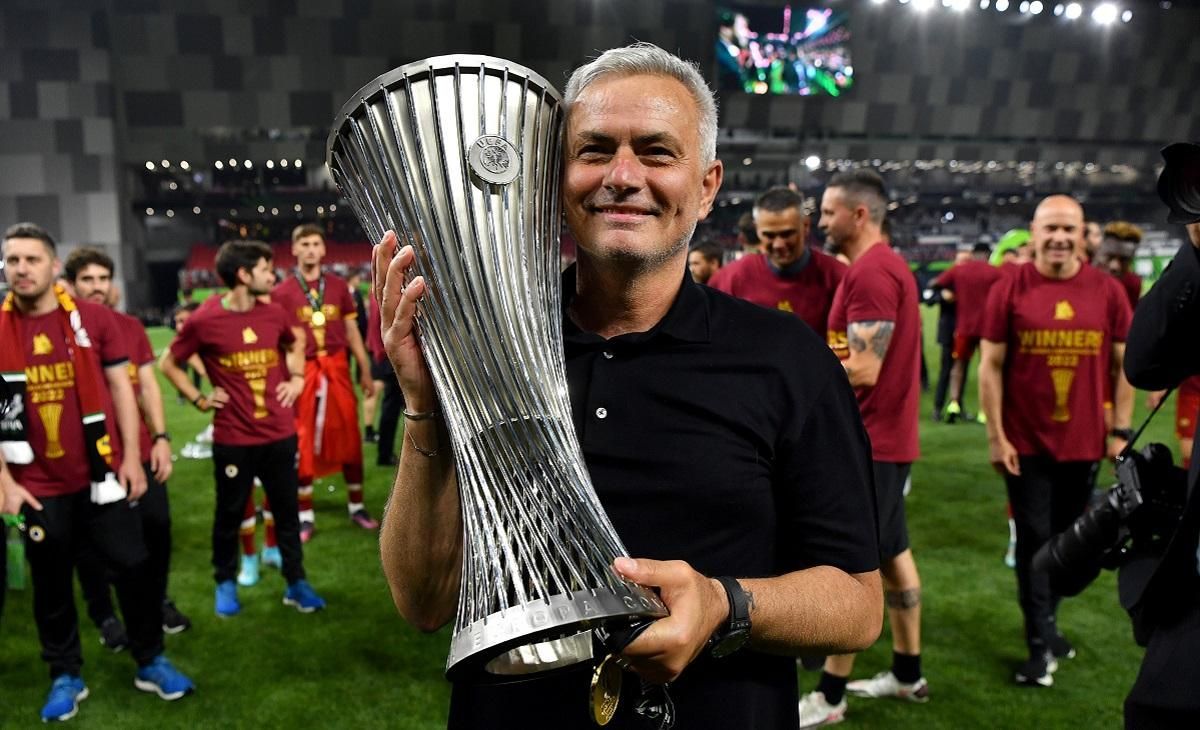 Жозе Моуриньо с трофеем Лиги конференций Жозе Моуриньо с трофеем Лиги конференций