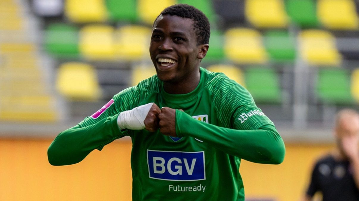 Бени Макуана поддержал Украину в оригинальной манежке Полесья. Бени Макуана поддержал Украину в оригинальной манежке Полесья.