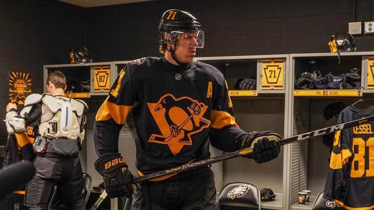 Российский хоккеист Евгений Малкин забросил шайбу в свои ворота. Российский хоккеист Евгений Малкин забросил шайбу в свои ворота.