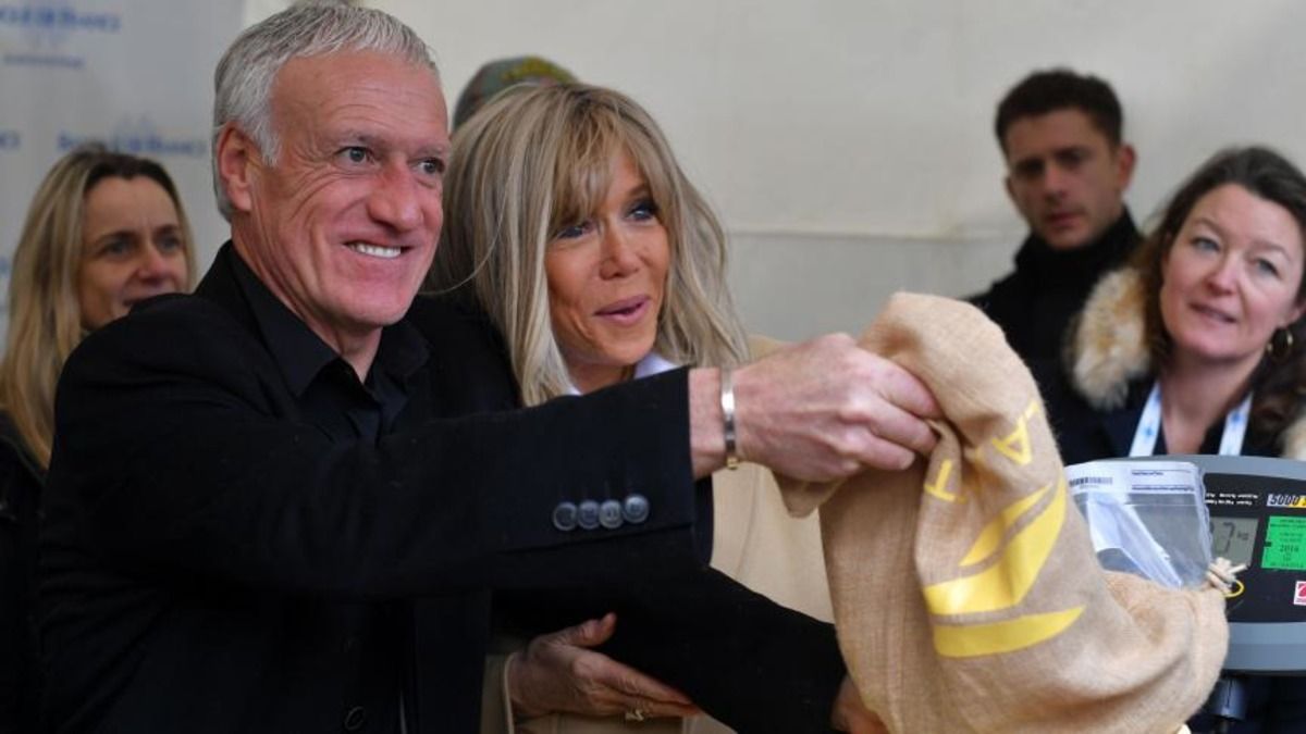 Жена Макрона посоветовала Дешаму взять в сборную Франции японца Жена Макрона посоветовала Дешаму взять в сборную Франции японца