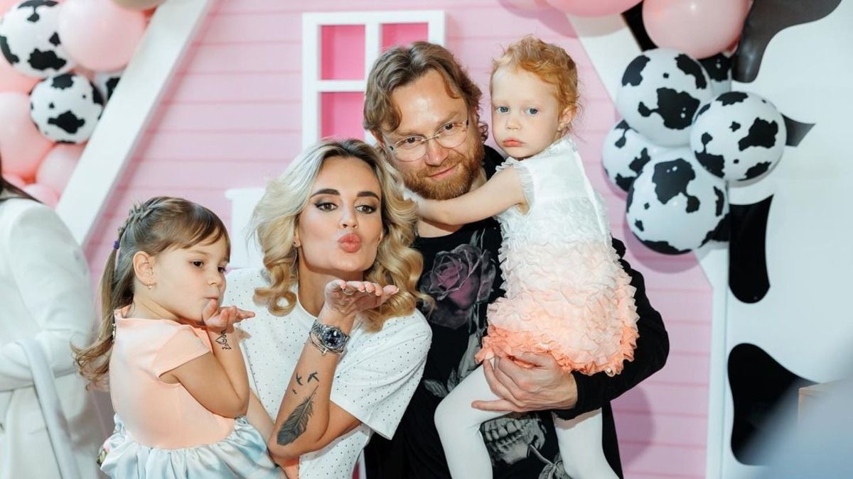 Тренер сборной России Карпин вывез свою семью в Эстонию Тренер сборной России Карпин вывез свою семью в Эстонию