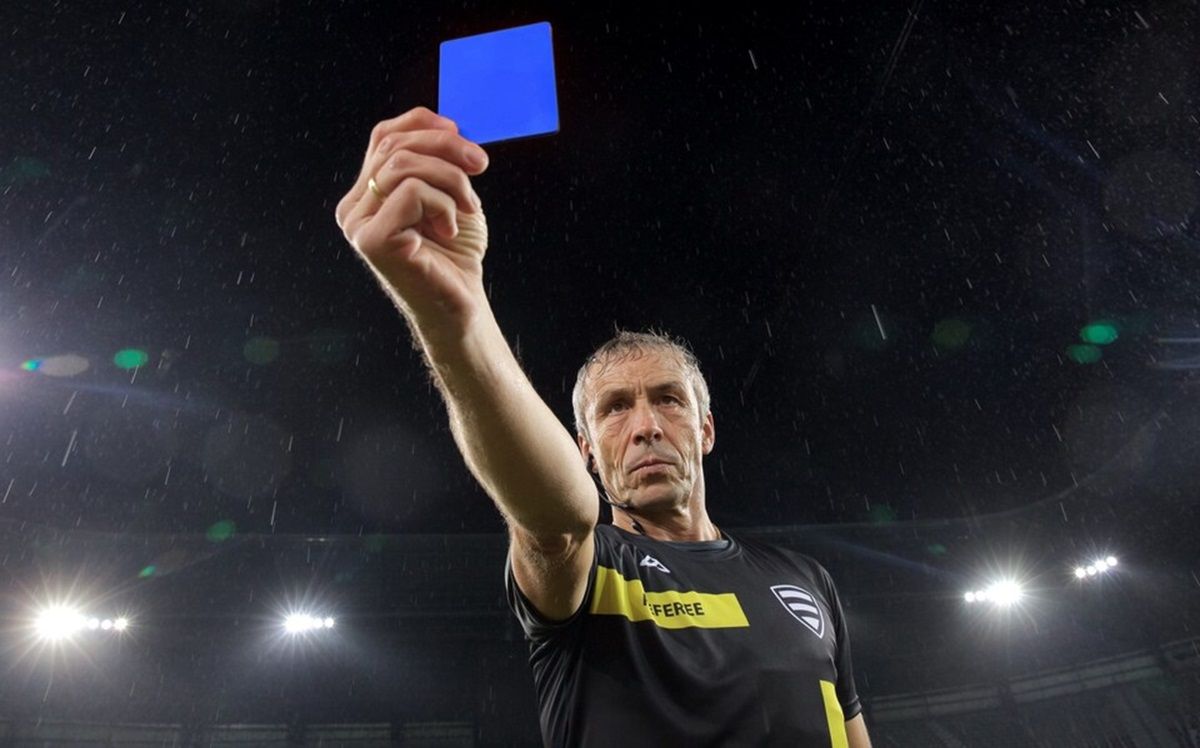 У футболі можуть з'явитися сині картки