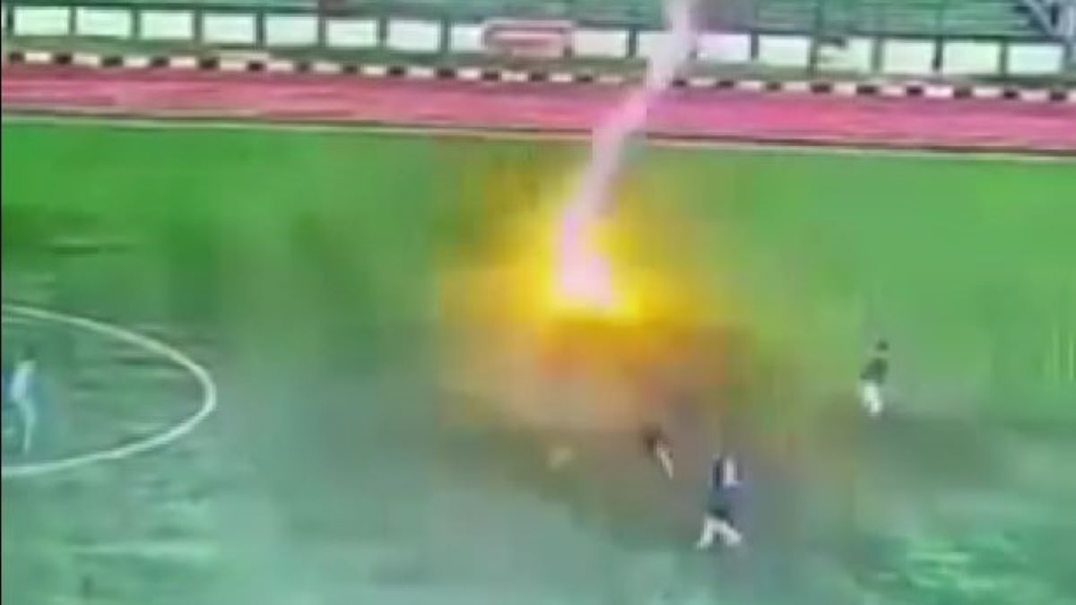 Момент попадания молнии Момент попадания молнии