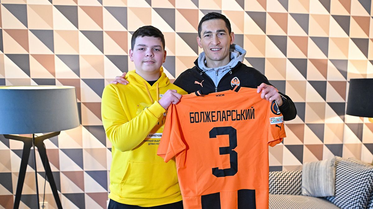 Шахтер помог раненому 14-летнему болельщику попасть на матч с Марселем Шахтер помог раненому 14-летнему болельщику попасть на матч с Марселем