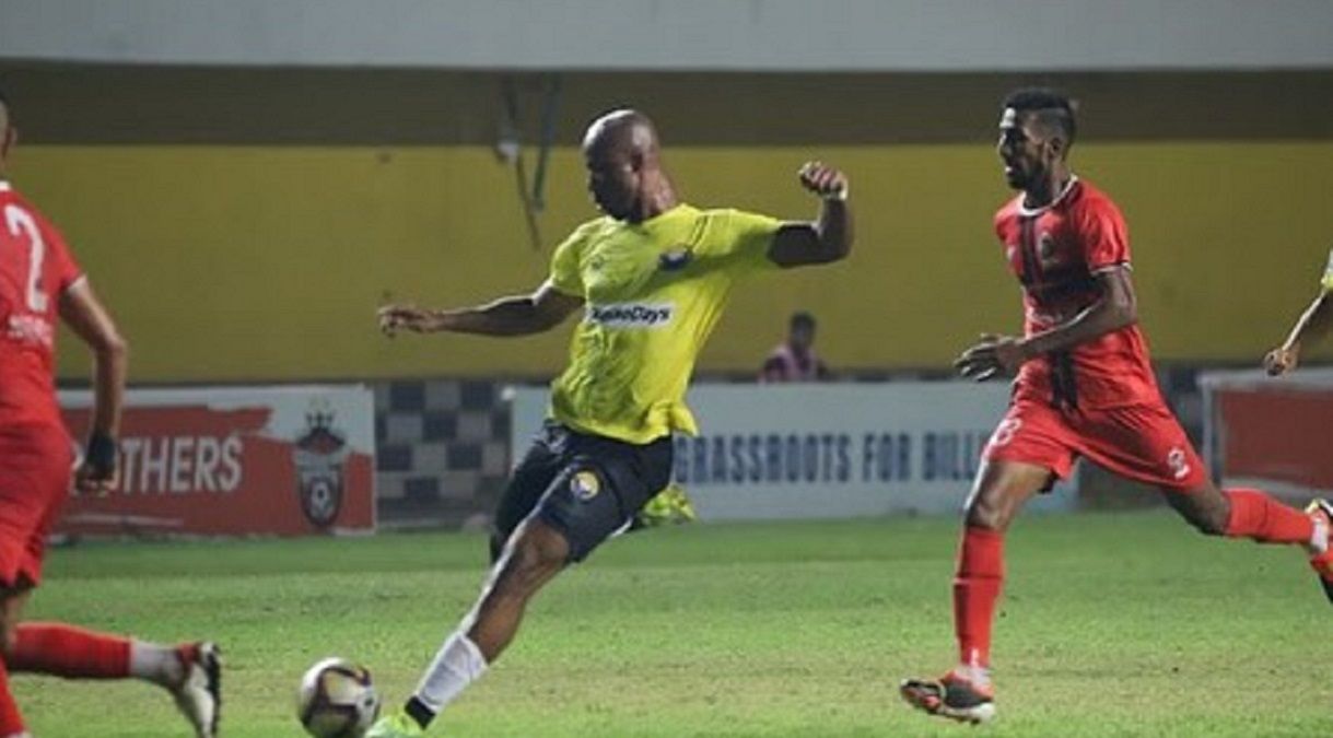 Реал Кашмір забив супергол у чемпіонаті Індії - м'яч жодного разу не впав на газон Реал Кашмір забив супергол у чемпіонаті Індії - м'яч жодного разу не впав на газон