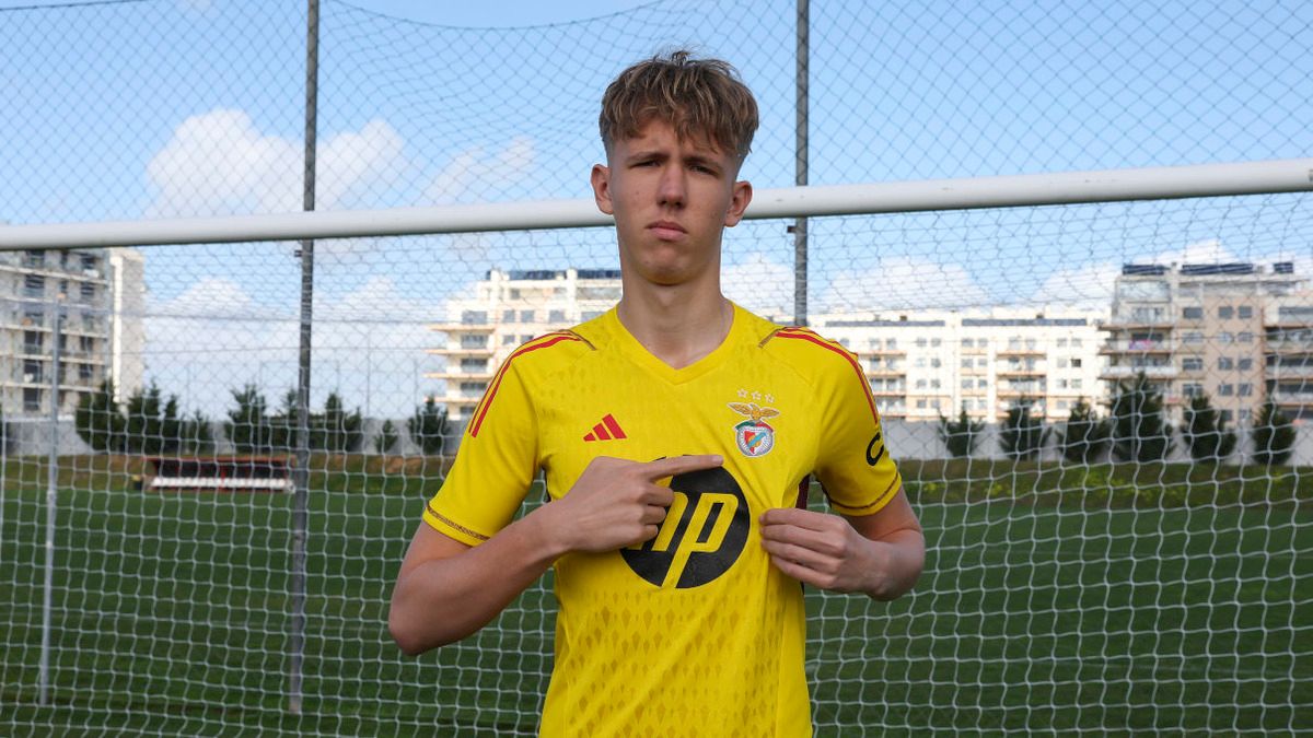 Бенфика подписала тренировочный контракт с Игорем Костенко Бенфика подписала тренировочный контракт с Игорем Костенко