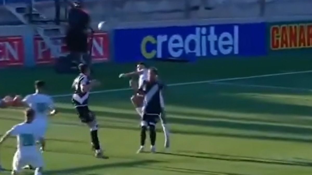 Футболист нокаутировал соперника во время матча Кубка Уругвая - видео