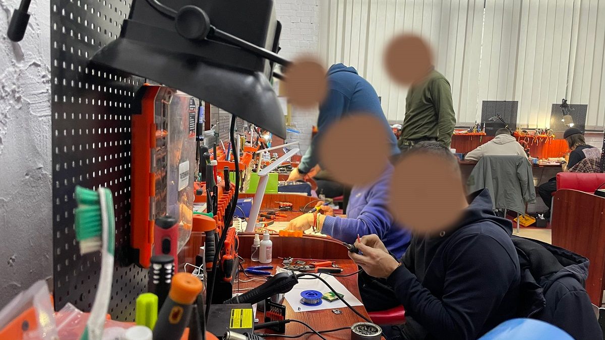 Інженери Дронарні за робочими станціями Інженери Дронарні за робочими станціями