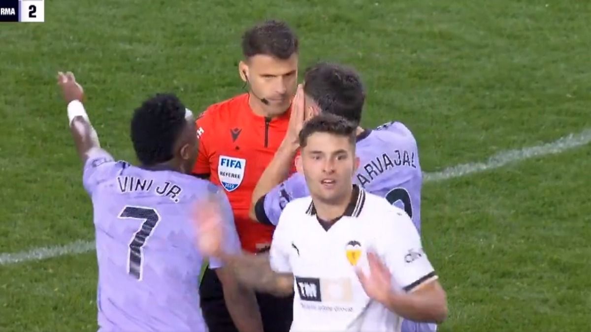 Арбітра Хесуса Мансано покарали через скандал у матчі Валенсія - Реал Арбітра Хесуса Мансано покарали через скандал у матчі Валенсія - Реал