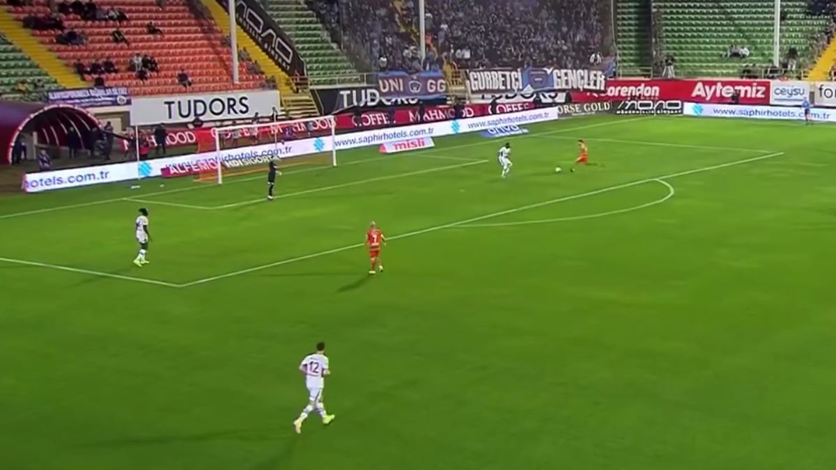 Безумная ошибка защитника в матче Аланияспор - Трабзонспор Безумная ошибка защитника в матче Аланияспор - Трабзонспор