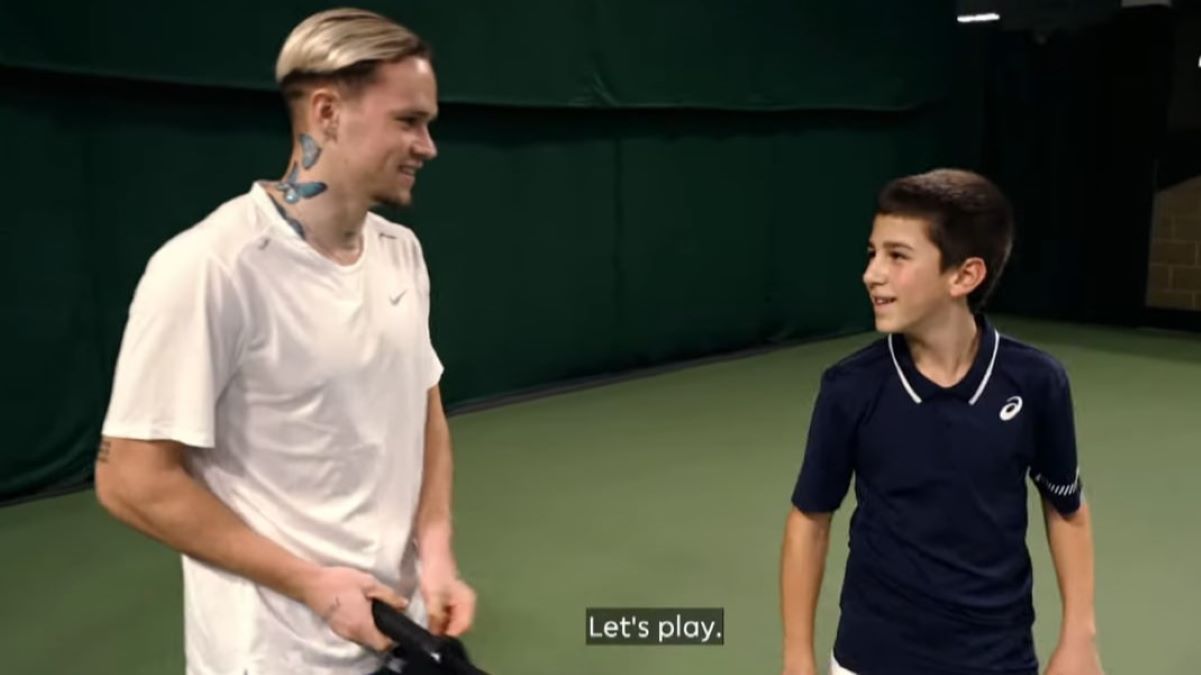 Мудрик зустрівся з юним земляком Мудрик зустрівся з юним земляком