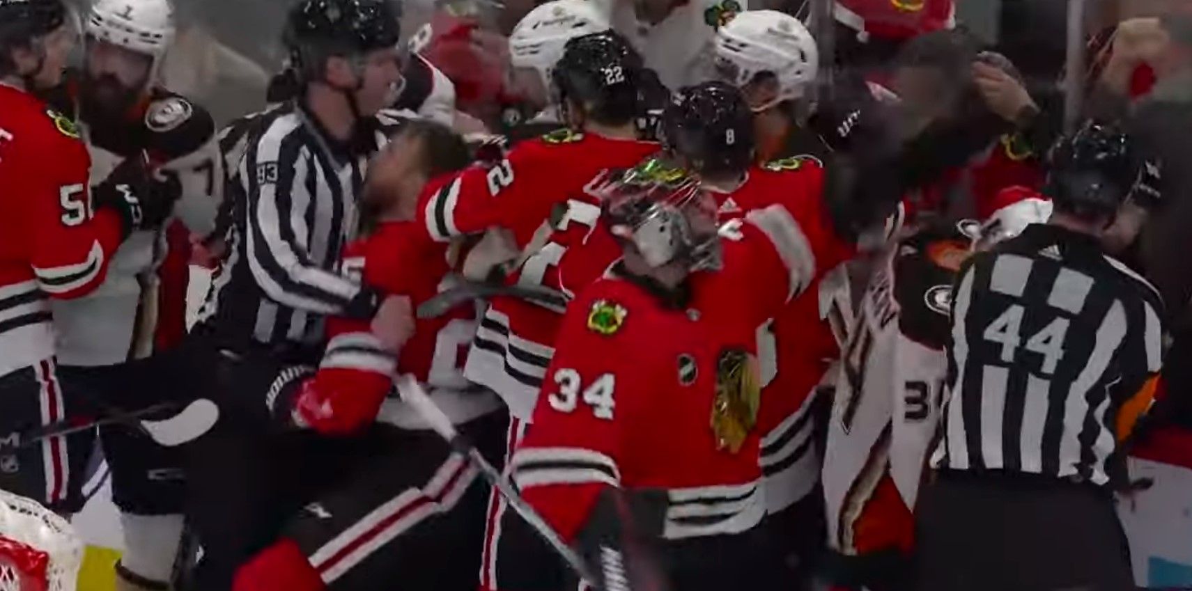 Чикаго та Анахайм влаштували масову бійку Чикаго та Анахайм влаштували масову бійку