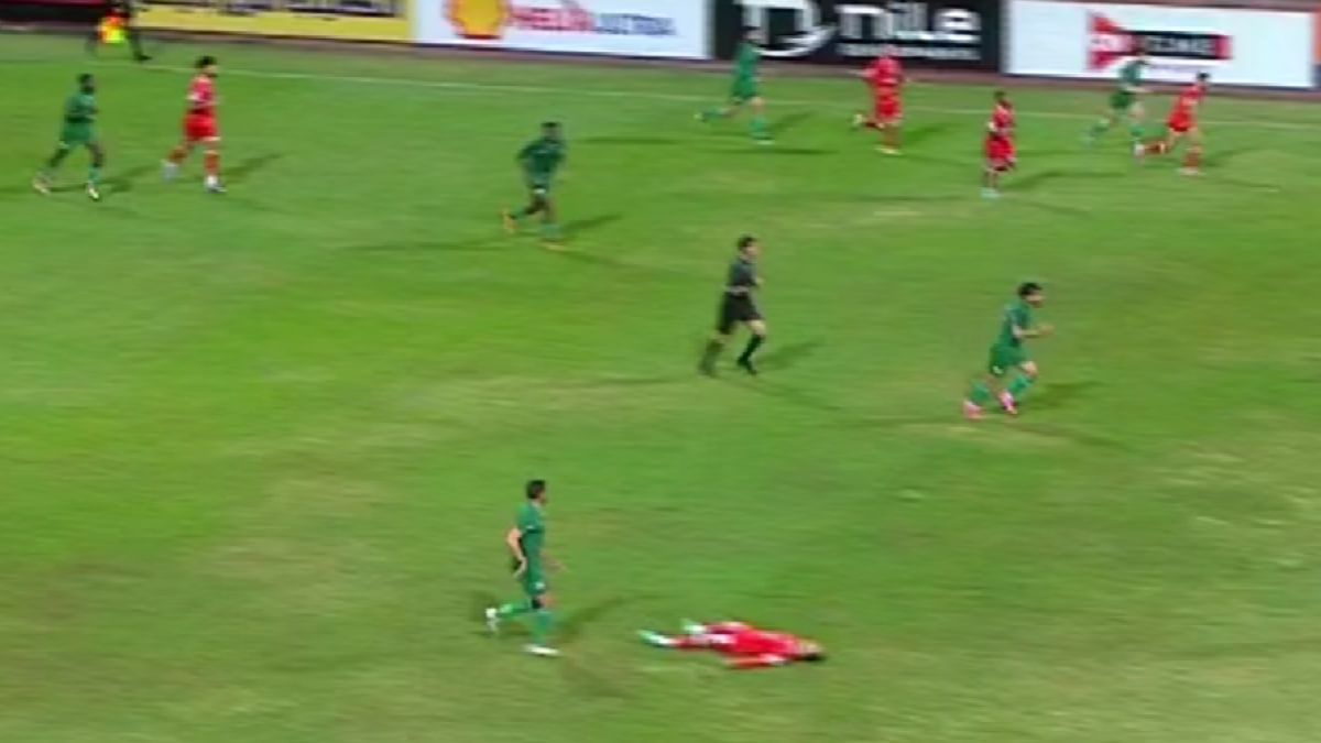 Єгипетський футболіст на полі переніс клінічну смерть Єгипетський футболіст на полі переніс клінічну смерть