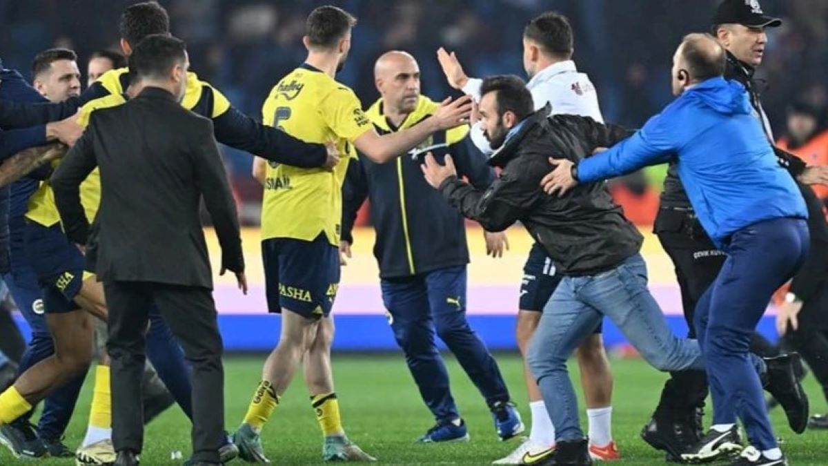 Драка после матча Трабзонспор - Фенербахче Драка после матча Трабзонспор - Фенербахче