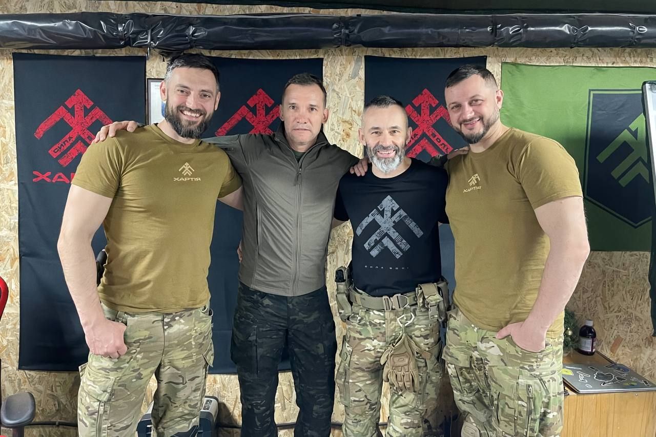 Андрей Шевченко с бойцами НГУ "Хартия" Андрей Шевченко с бойцами НГУ "Хартия"