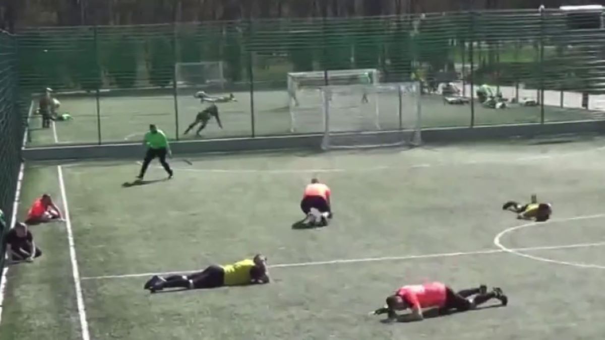 Футбол во время обстрела Харькова Футбол во время обстрела Харькова