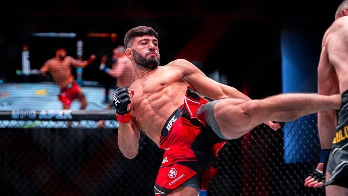 Російський боєць ММА Арман Царукян влаштував бійку з фанатом - відео Російський боєць ММА Арман Царукян влаштував бійку з фанатом - відео