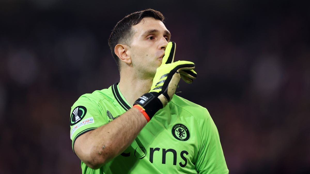 Две желтые карточки Эмилиано Мартинеса Две желтые карточки Эмилиано Мартинеса