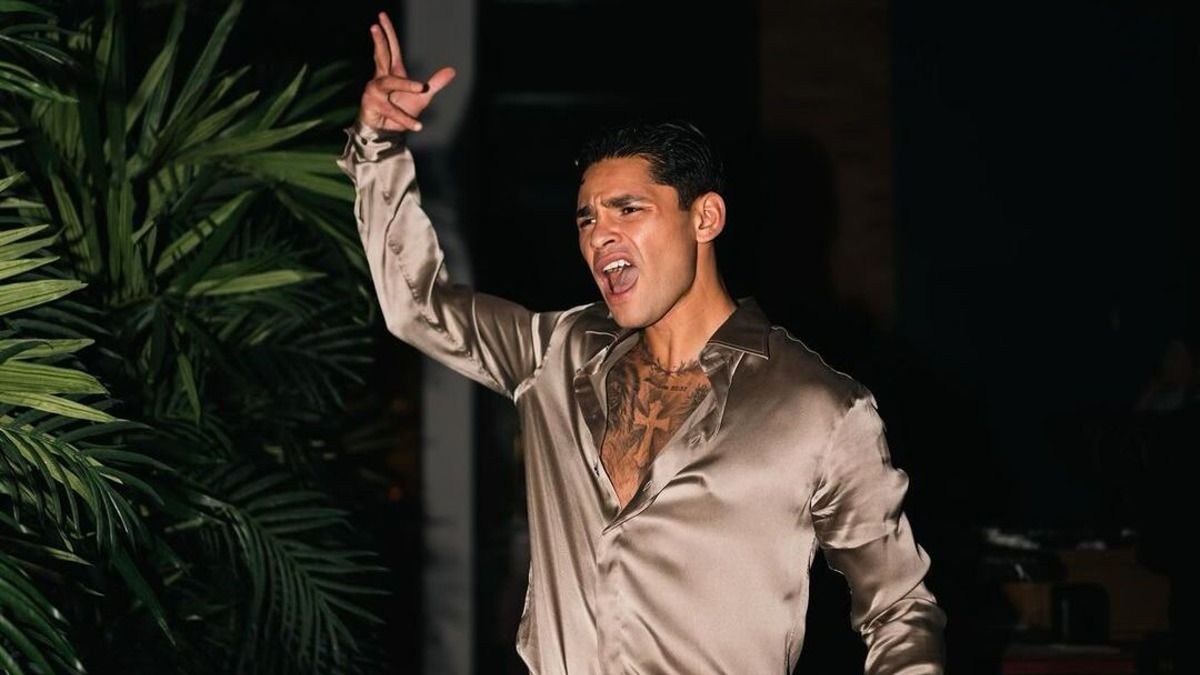 Гарсия перед боем с Хэйни пришел на взвешивание с бутылкой пива - видео Гарсия перед боем с Хэйни пришел на взвешивание с бутылкой пива - видео