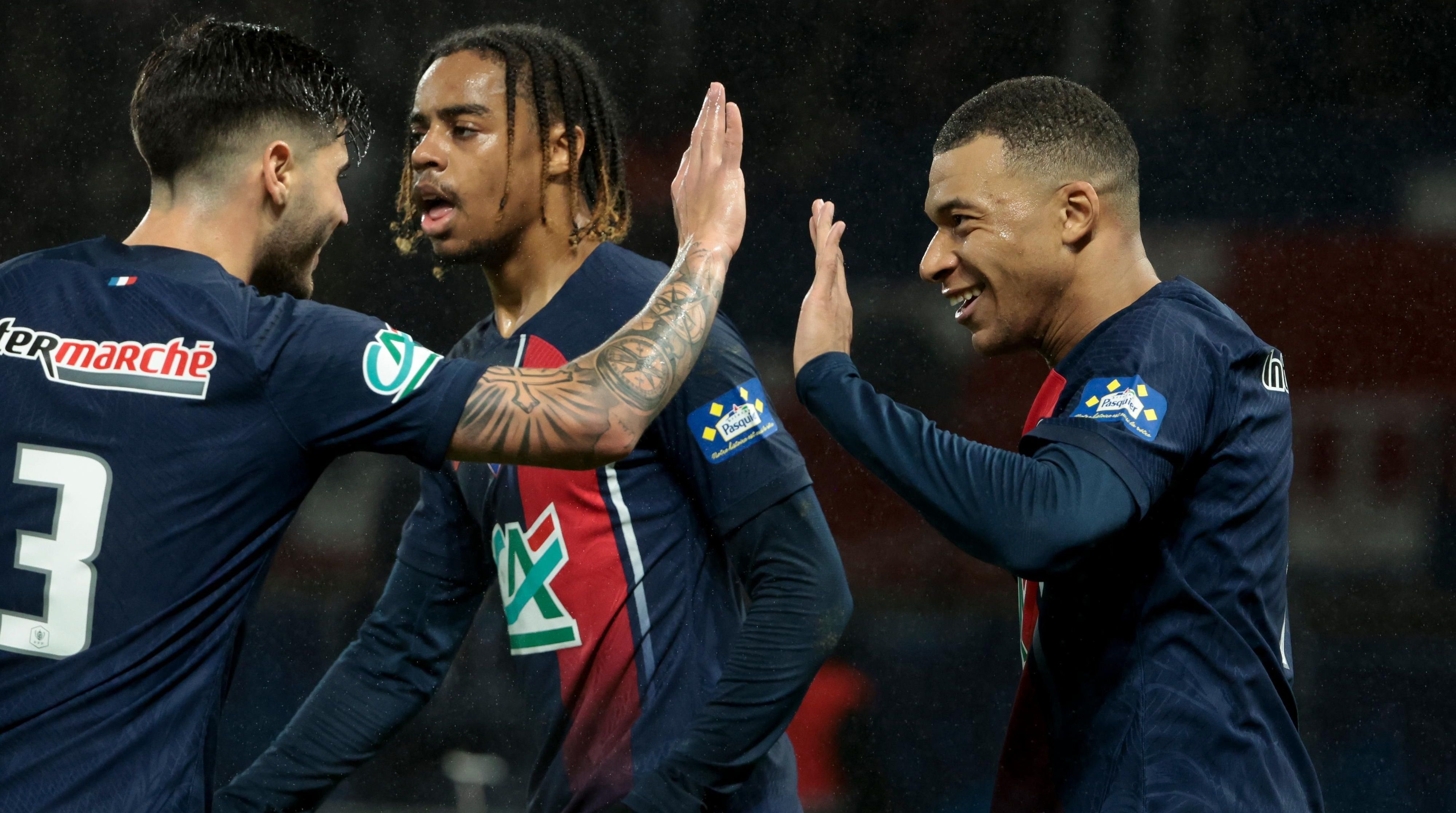 ПСЖ выиграл 12-й трофей чемпиона Франции ПСЖ выиграл 12-й трофей чемпиона Франции