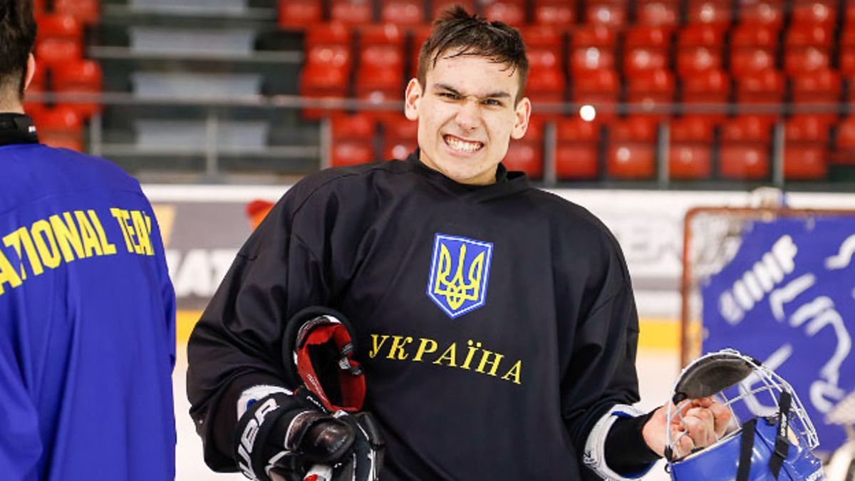 Хоккеист сборной Украины Кривошапкин попал шайбой в голову тренера - видео