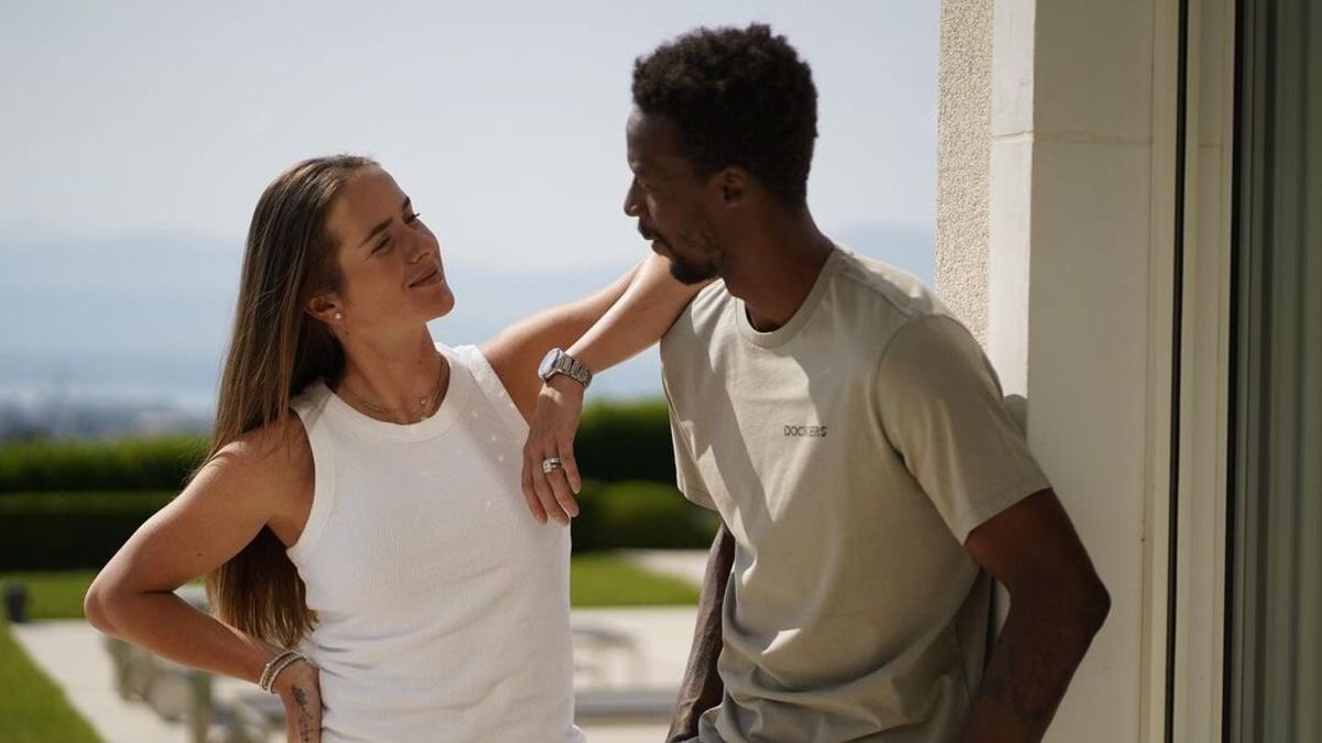 Свитолина поделилась фотографией с дочкой, мужем и собкой Свитолина поделилась фотографией с дочкой, мужем и собкой