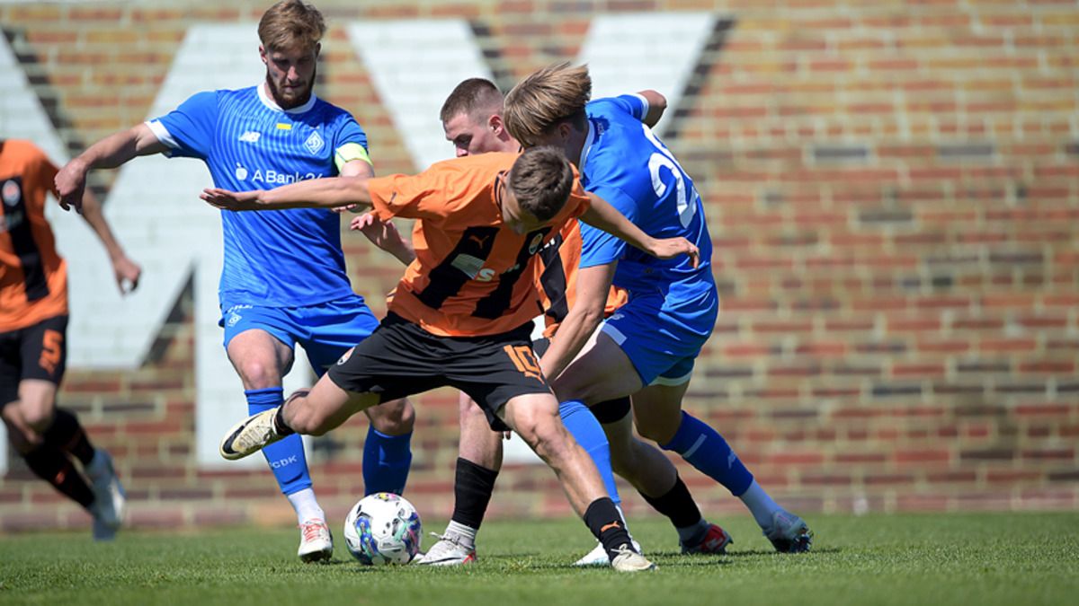 Скандал на матче Шахтер - Динамо - представитель киевлян ударил 15-летнего игрока Скандал на матче Шахтер - Динамо - представитель киевлян ударил 15-летнего игрока