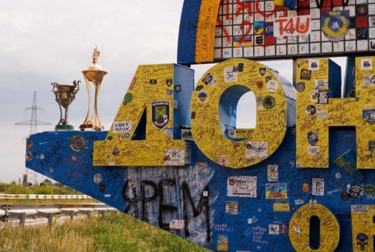 Трофеи Шахтера побывали на памятной стеле Трофеи Шахтера побывали на памятной стеле