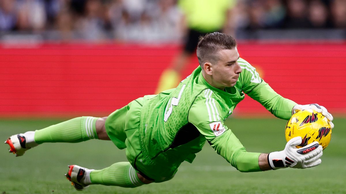 Андрей Лунин тренируется дома несмотря на температуру - смотрите видео Андрей Лунин тренируется дома несмотря на температуру - смотрите видео