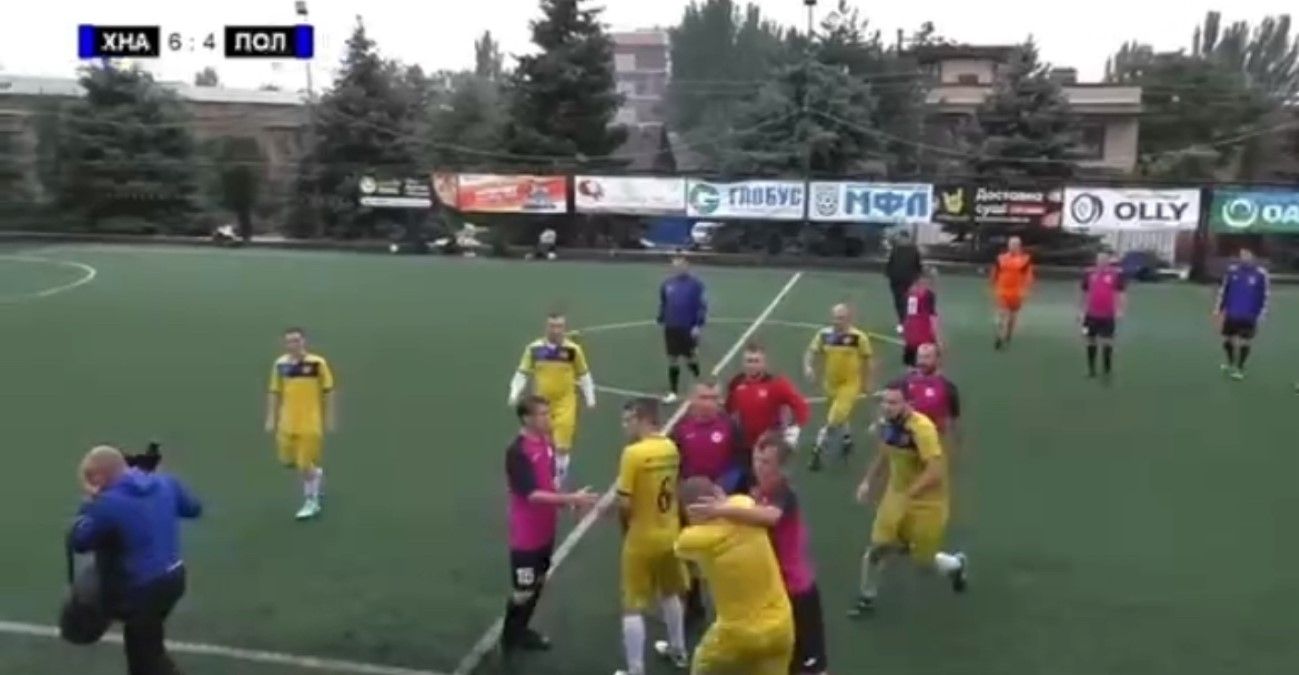 На футбольному матчі сталась бійка На футбольному матчі сталась бійка