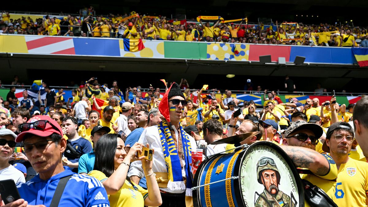 Уболівальники в унісон із гравцями збірної виконали гімн України Уболівальники в унісон із гравцями збірної виконали гімн України