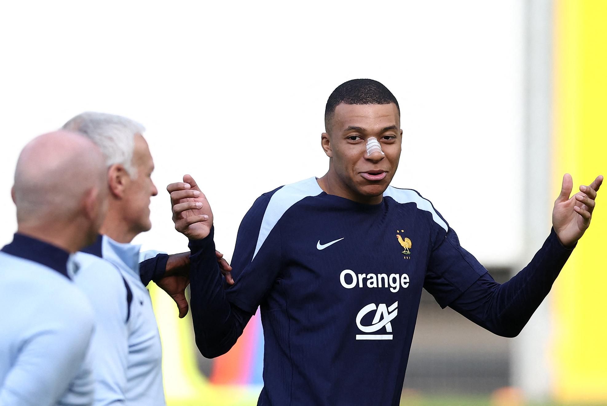 Мбаппе запретили патриотическую маску Мбаппе запретили патриотическую маску