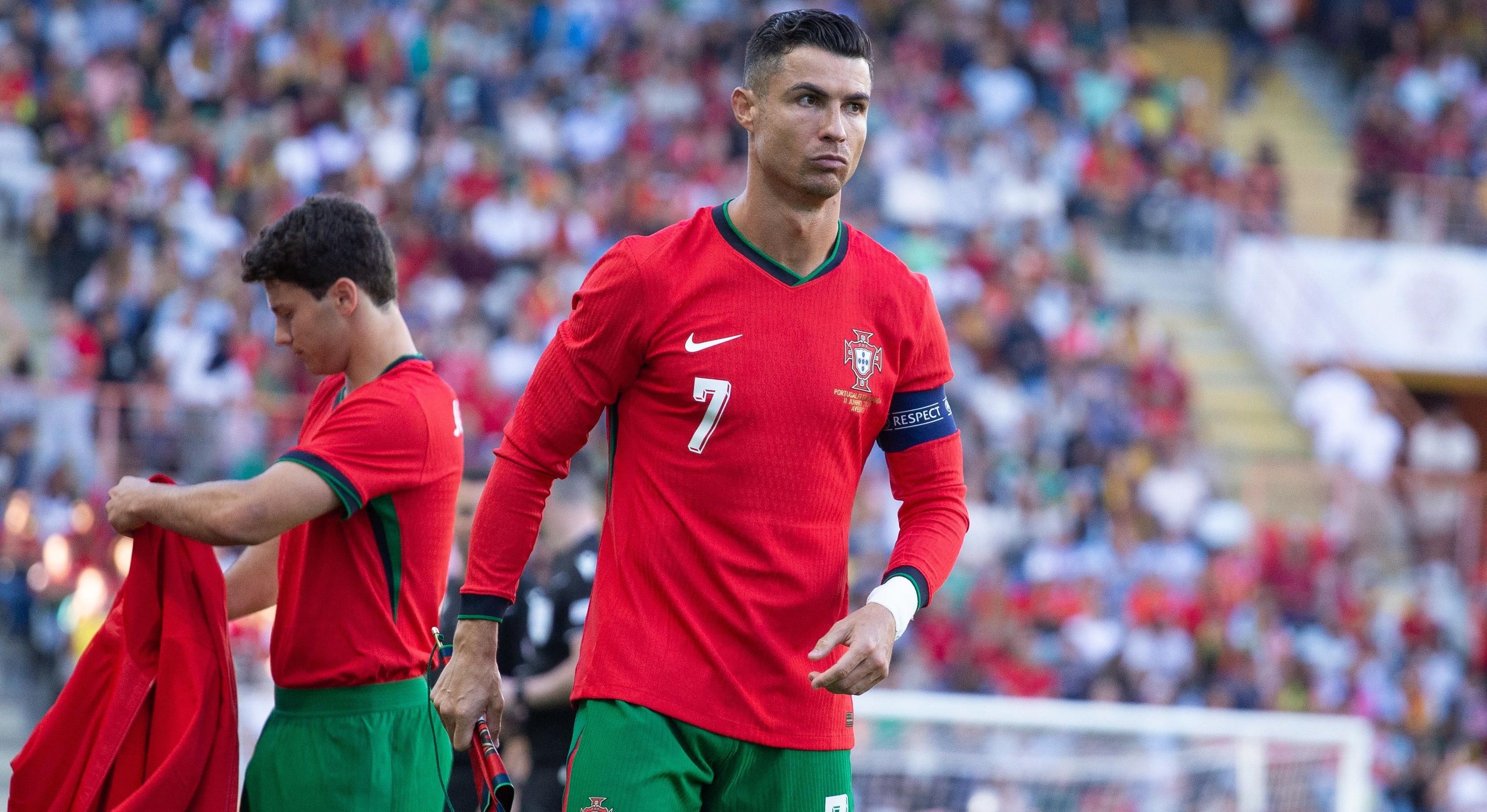 Криштиану Роналду не забил пенальти Словении Криштиану Роналду не забил пенальти Словении