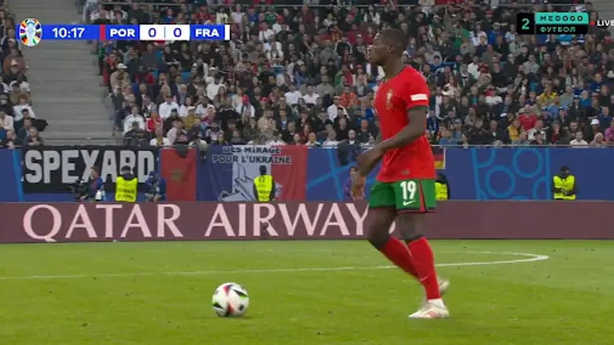 Вболівальники вивісили провокативний плакат на матчі Португалія - Франція Вболівальники вивісили провокативний плакат на матчі Португалія - Франція