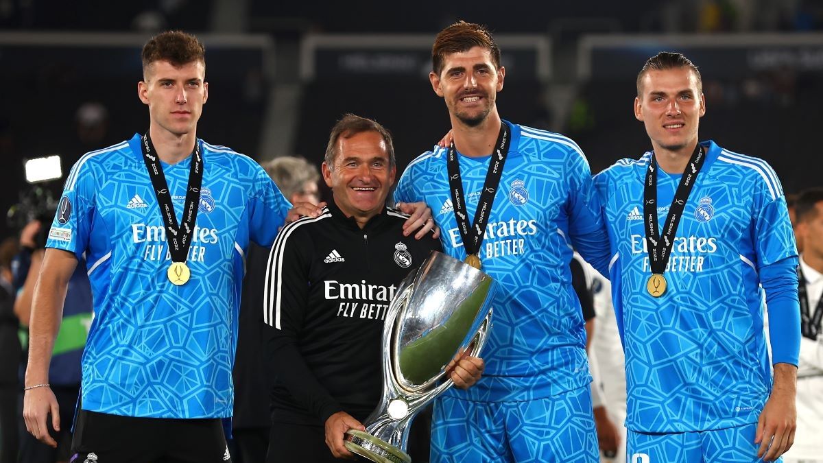 Куртуа розважається на Ібіці Куртуа розважається на Ібіці