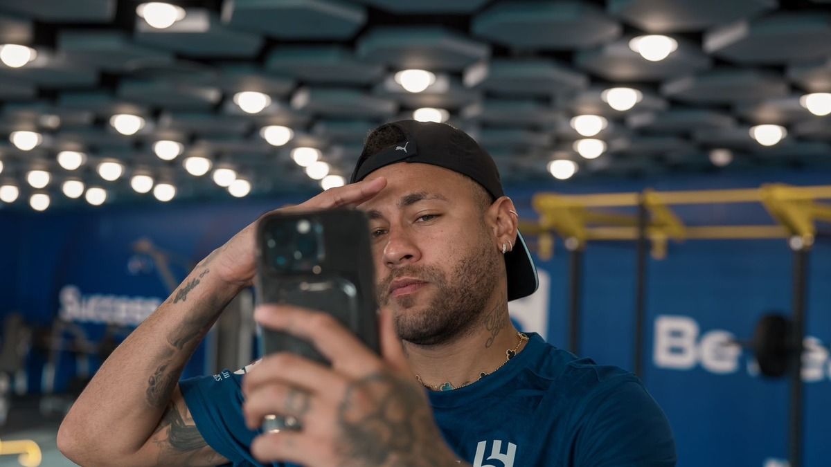 Неймар повернувся розташування Аль-Хілялю після важкої травми - відео Неймар повернувся розташування Аль-Хілялю після важкої травми - відео