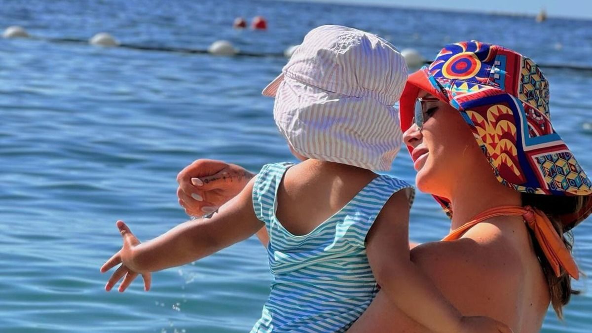 Элина Свитолина отдыхает с дочкой в бассейне и на море - фото Элина Свитолина отдыхает с дочкой в бассейне и на море - фото