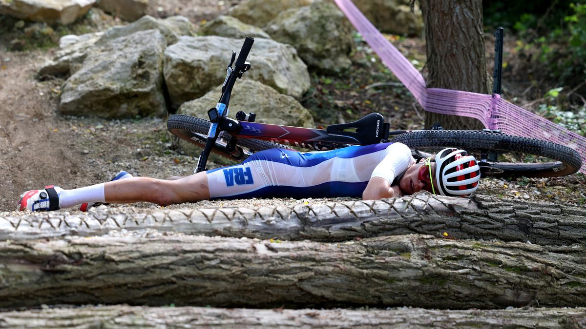 Олимпиада-2024 - падение французской велосипедистки Лоаны Лекомт - видео Олимпиада-2024 - падение французской велосипедистки Лоаны Лекомт - видео