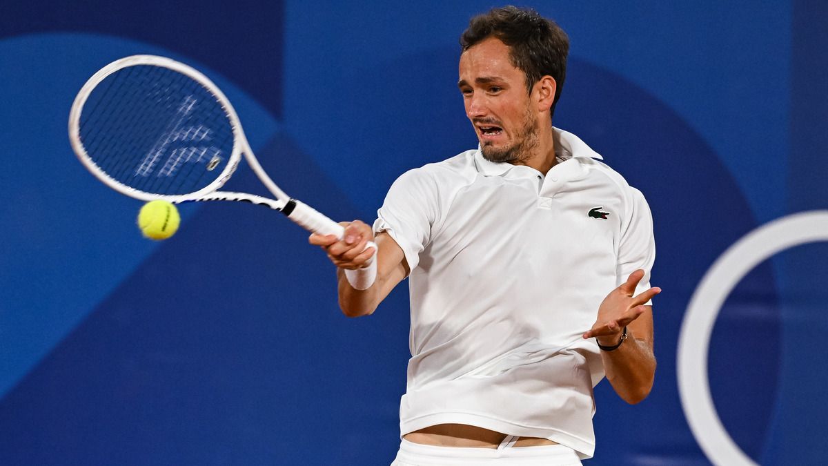 Олимпиада-2024 - россиянин Медведев сломал ракетку после вылета Олимпиада-2024 - россиянин Медведев сломал ракетку после вылета