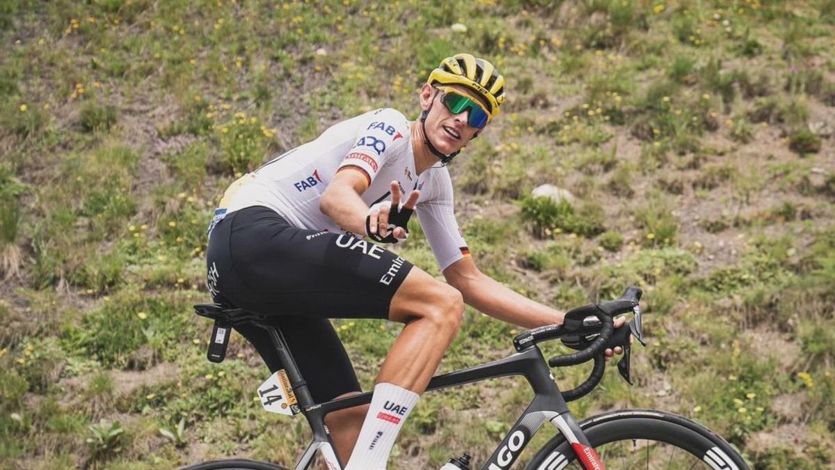 Олімпіада-2024 - велогонщик скористався туалетом у кафе - відео Олімпіада-2024 - велогонщик скористався туалетом у кафе - відео