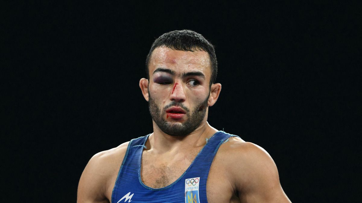 Олімпіада-2024 - Парвіз Насібов отримав травму ока у півфіналі турніру з боротьби Олімпіада-2024 - Парвіз Насібов отримав травму ока у півфіналі турніру з боротьби