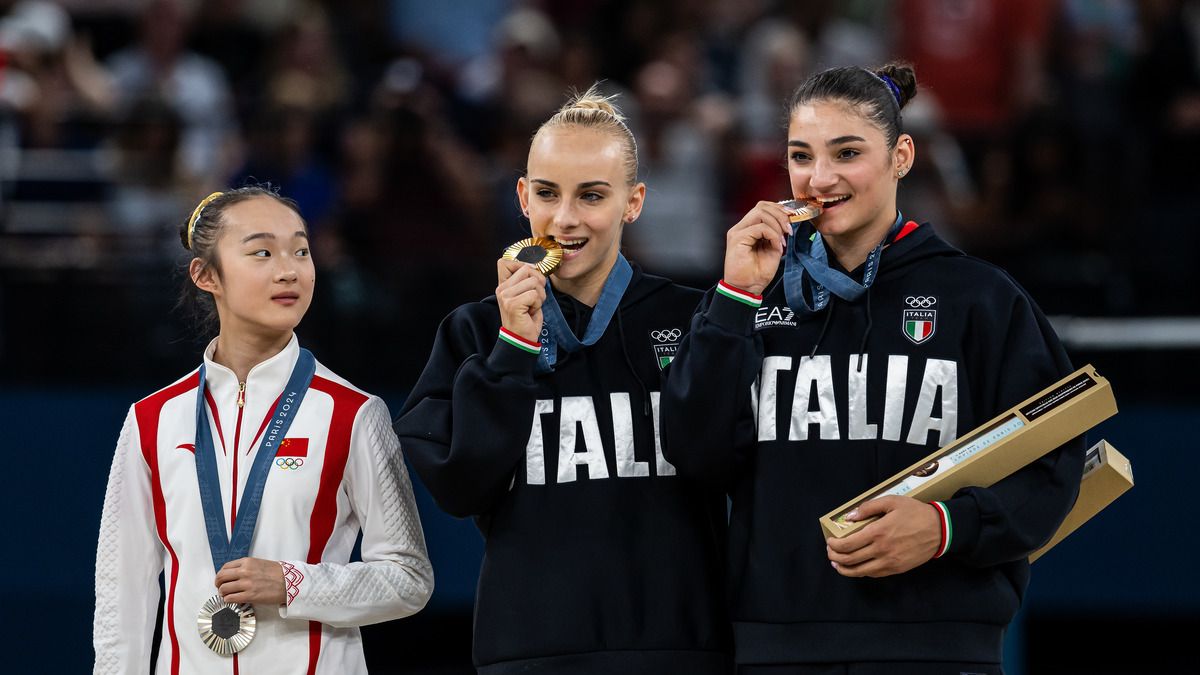 Відео милої реакції китайської гімнастки на традицію кусання медалі на Іграх-2024 Відео милої реакції китайської гімнастки на традицію кусання медалі на Іграх-2024