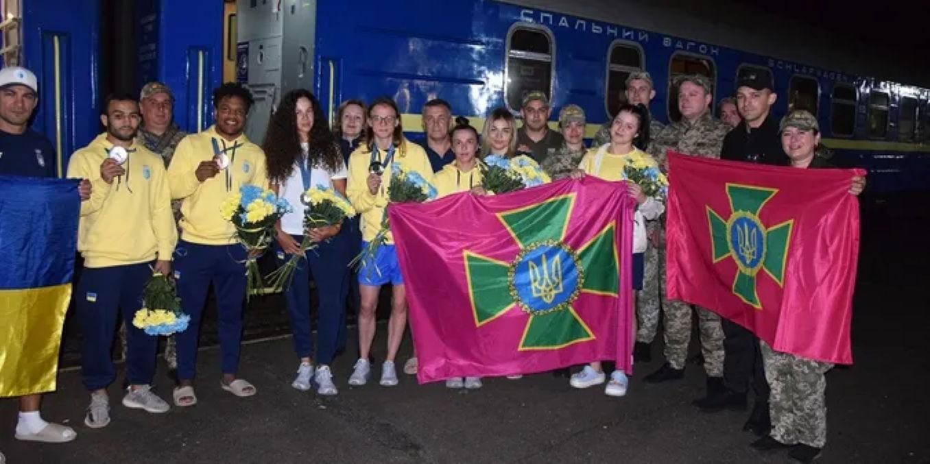 Олімпіада-2024 - ДПСУ зустріли потяг з українськими спортсменами Олімпіада-2024 - ДПСУ зустріли потяг з українськими спортсменами