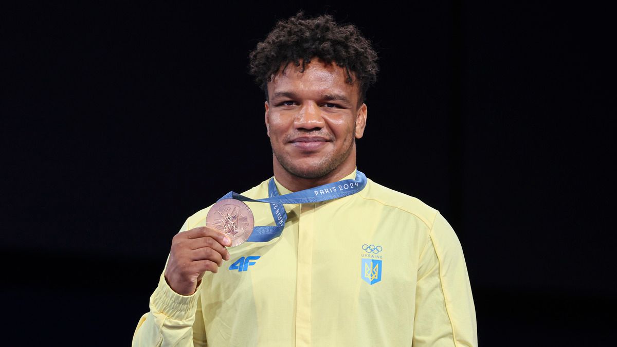 Жан Беленюк показав усі три олімпійські медалі - фото Жан Беленюк показав усі три олімпійські медалі - фото