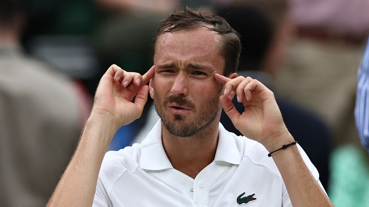 Медведєв облаяв тренера під час матчу Медведєв облаяв тренера під час матчу