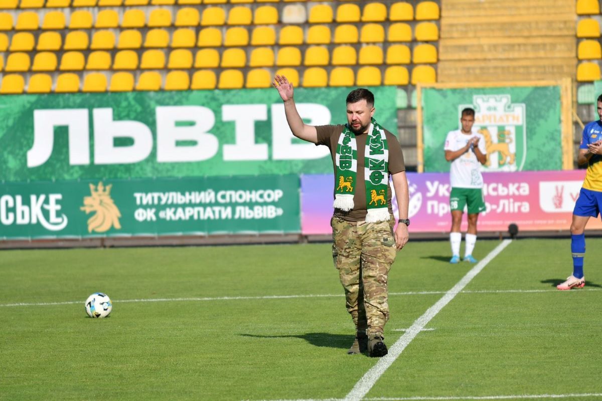 Первый удар в матче Карпаты – Динамо Первый удар в матче Карпаты – Динамо