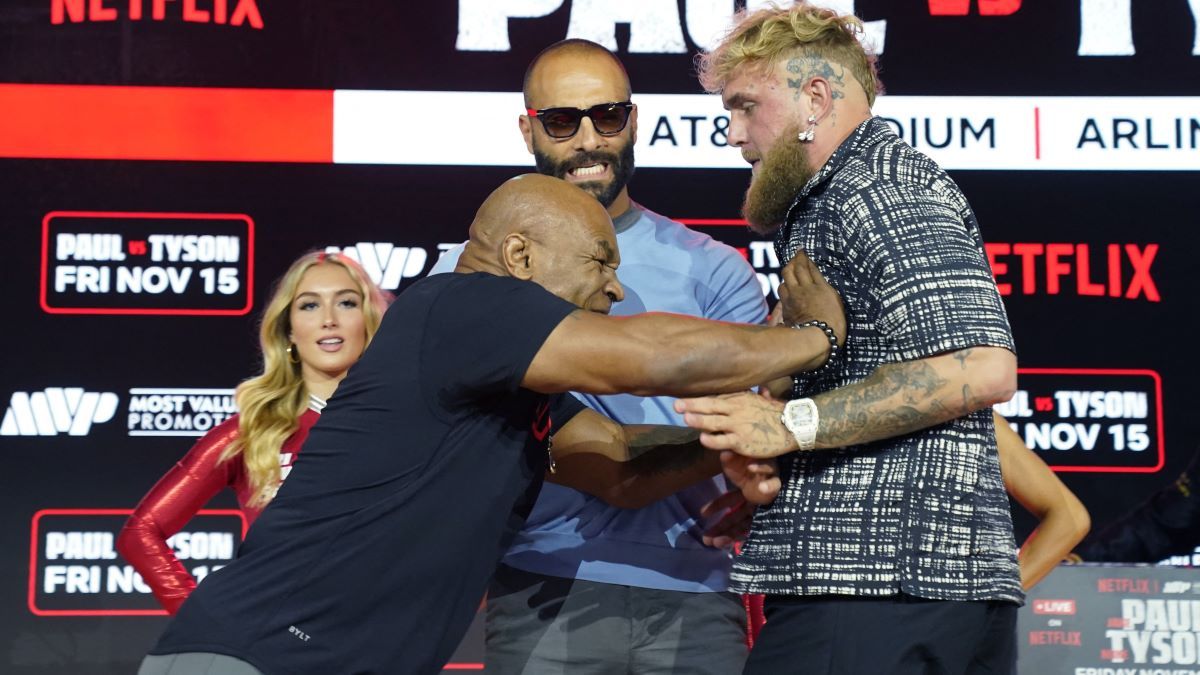 Тайсон штовхнув Пола на битві поглядів Тайсон штовхнув Пола на битві поглядів